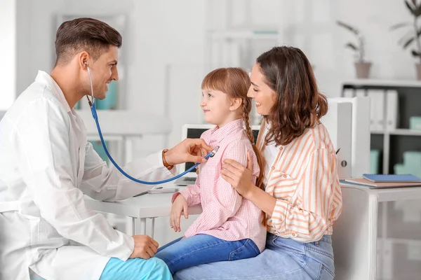 Mujer Con Hija Pequeña Visitando Pediatra Clínica —  Fotos de Stock