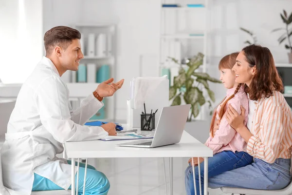 Frau Mit Kleiner Tochter Besucht Kinderarzt Klinik — Stockfoto