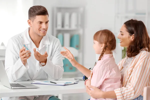 Woman Little Daughter Visiting Pediatrician Clinic — Stock Photo, Image