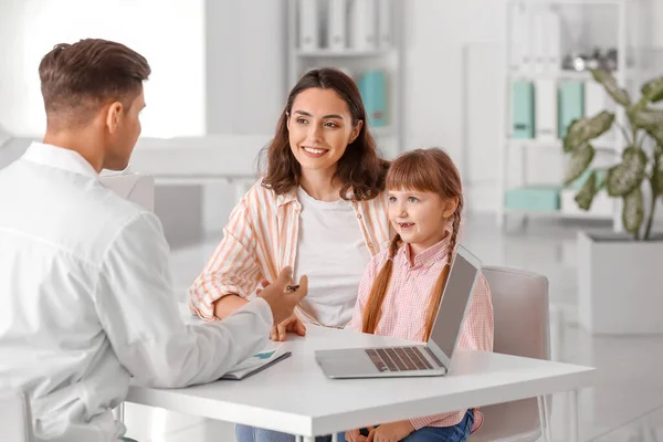 Woman Little Daughter Visiting Pediatrician Clinic — Stock Photo, Image