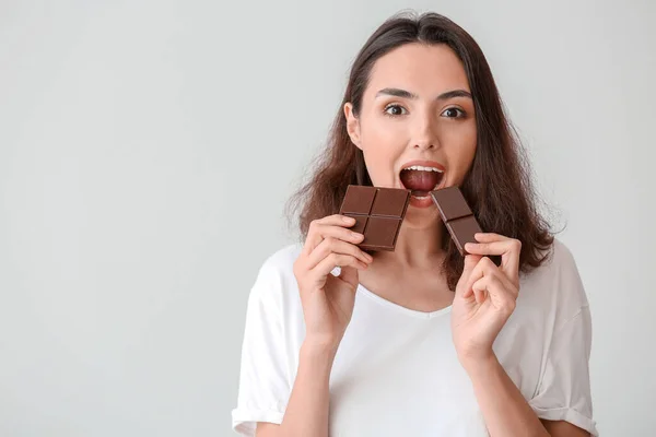 Mulher Bonita Comendo Chocolate Saboroso Fundo Branco — Fotografia de Stock