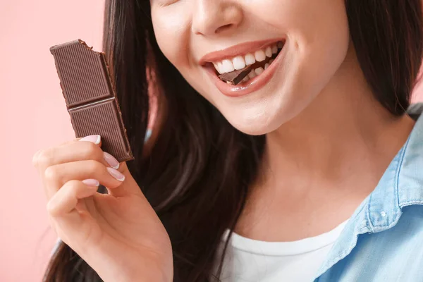 Schöne Junge Frau Mit Schokolade Auf Farbigem Hintergrund Nahaufnahme — Stockfoto