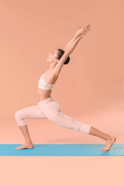 Mujer Joven Practicando Yoga Sobre Fondo Color — Foto de Stock