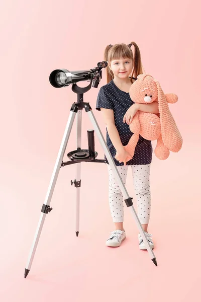 Söt Liten Flicka Med Teleskop Färg Bakgrund — Stockfoto