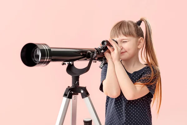 Aranyos Kislány Teleszkóppal Színes Háttér — Stock Fotó