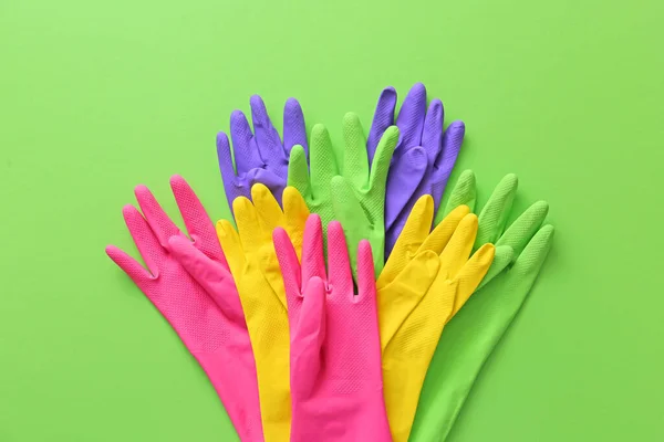 色の背景にゴム手袋のセット — ストック写真