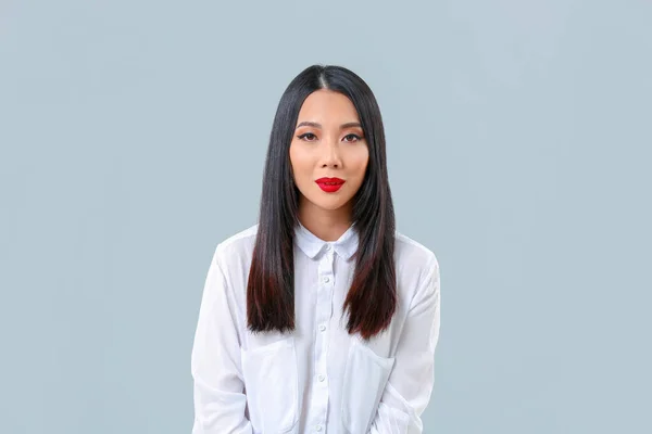 Joven Mujer Asiática Con Hermoso Cabello Sobre Fondo Gris — Foto de Stock
