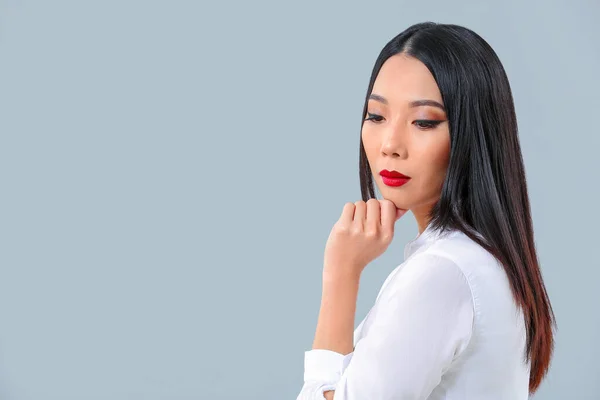 Jonge Aziatische Vrouw Met Mooi Haar Grijze Achtergrond — Stockfoto