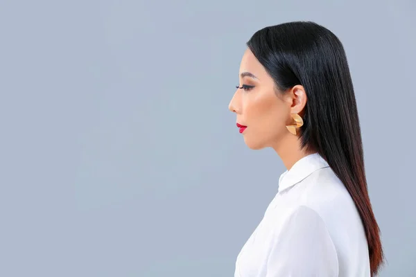 Jeune Femme Asiatique Avec Beaux Cheveux Sur Fond Gris — Photo