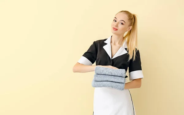 Beautiful Young Chambermaid Towels Light Background — Stock Photo, Image