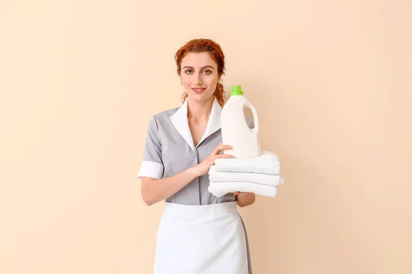 Piękna Młoda Pokojówka Ręcznikami Płynem Prania Tle Koloru — Zdjęcie stockowe