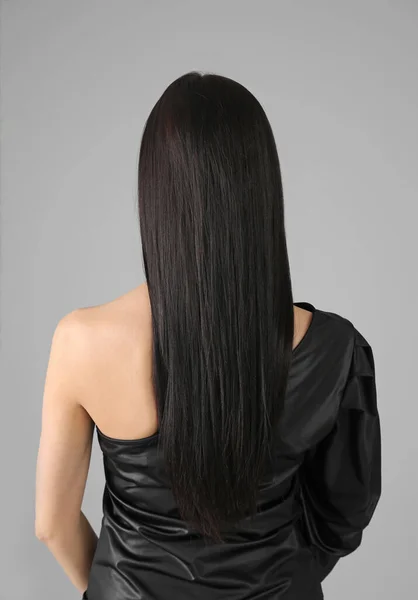 Junge Frau Mit Schönen Gesunden Haaren Auf Grauem Hintergrund — Stockfoto