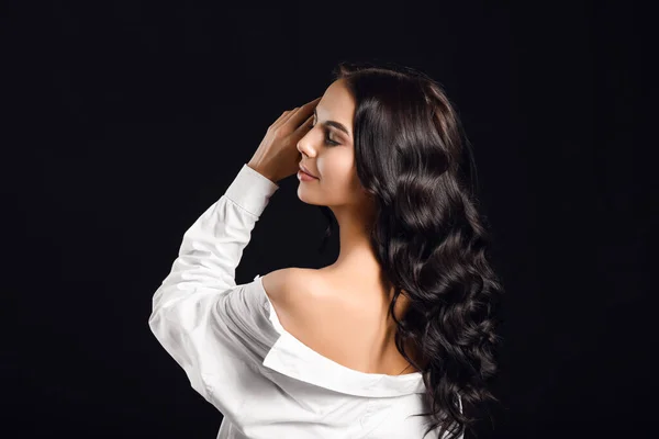 Junge Frau Mit Schönen Gesunden Haaren Auf Dunklem Hintergrund — Stockfoto