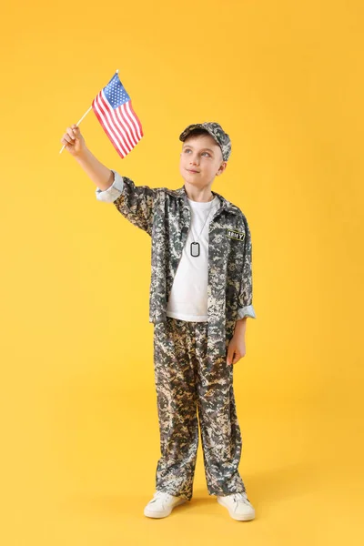 Aranyos Kis Katona Usa Zászló Színes Háttér — Stock Fotó