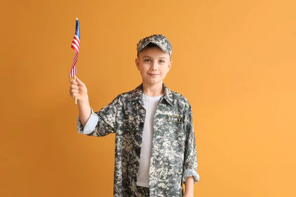 颜色背景上挂着美国国旗的可爱小兵 — 图库照片