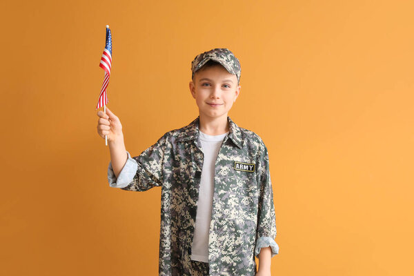 Симпатичный солдатик с флагом США на цветном фоне
