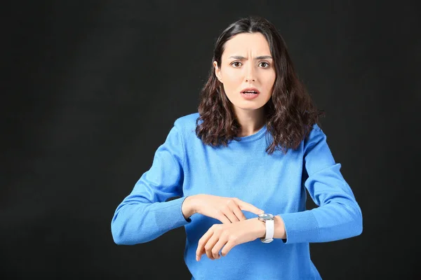 Mujer Preocupada Con Reloj Sobre Fondo Oscuro Concepto Gestión Del —  Fotos de Stock