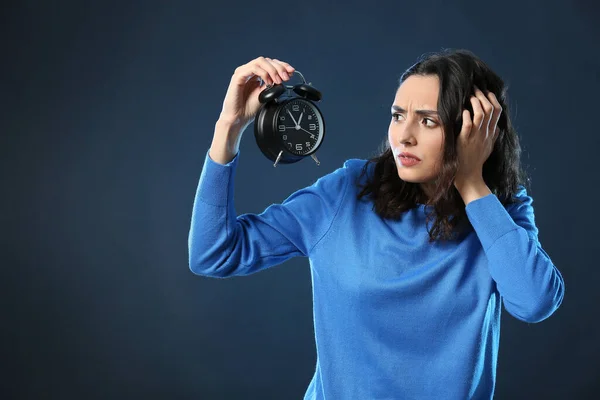 Mujer Preocupada Con Despertador Sobre Fondo Oscuro Concepto Gestión Del —  Fotos de Stock