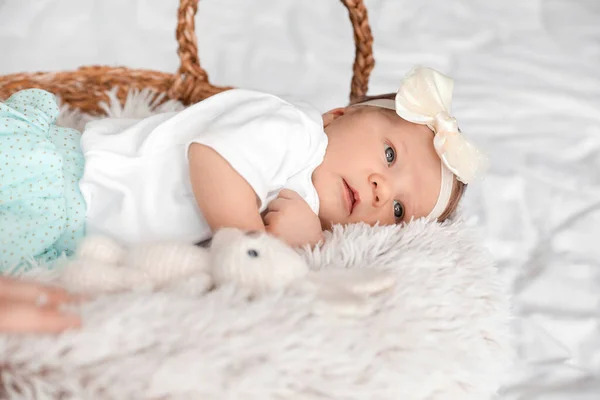 Bonito Menina Jazendo Cesta — Fotografia de Stock