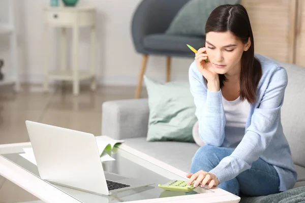 Young Woman Calculator Home — Stock Photo, Image