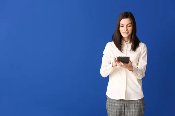 Junge Frau Mit Taschenrechner Auf Farbigem Hintergrund — Stockfoto