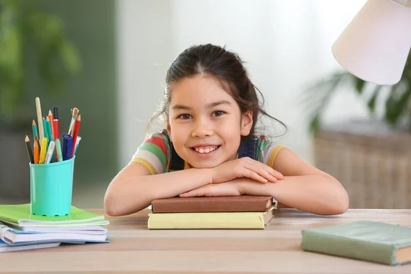 Menina Asiática Fazendo Aulas Casa — Fotografia de Stock