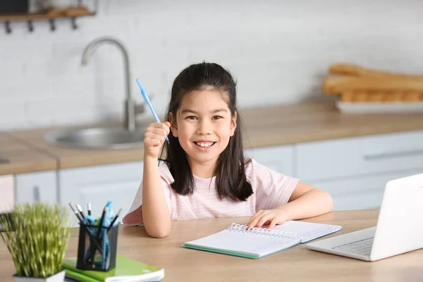 Pequeña Chica Asiática Haciendo Lecciones Casa — Foto de Stock