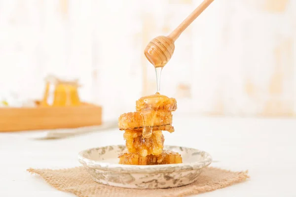 Honung Droppar Från Dipper Välsmakande Honeycombs — Stockfoto