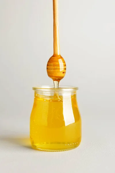 Zoete Honing Druipend Van Dipper Pot Lichte Achtergrond — Stockfoto
