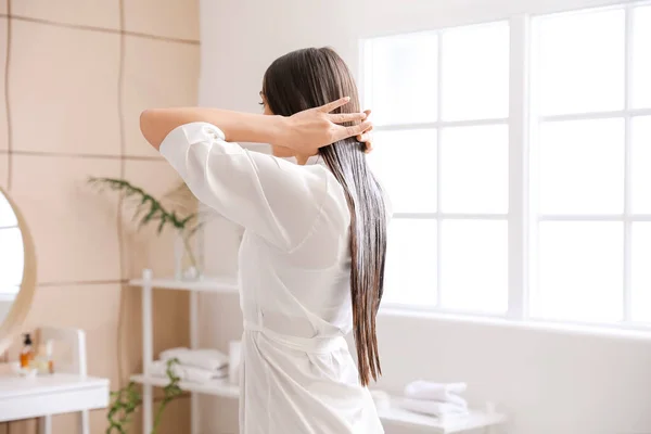 Bella Giovane Donna Che Applica Olio Cocco Sui Capelli Casa — Foto Stock