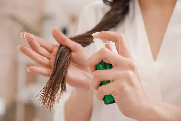 Mladá Žena Používající Kosmetiku Pro Vlasy Doma Detailní Záběr — Stock fotografie