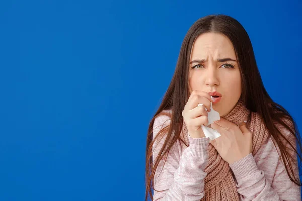 Tos Mujer Joven Sobre Fondo Color —  Fotos de Stock