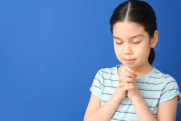 Aranyos Kis Ázsiai Lány Imádkozik Színes Háttér — Stock Fotó