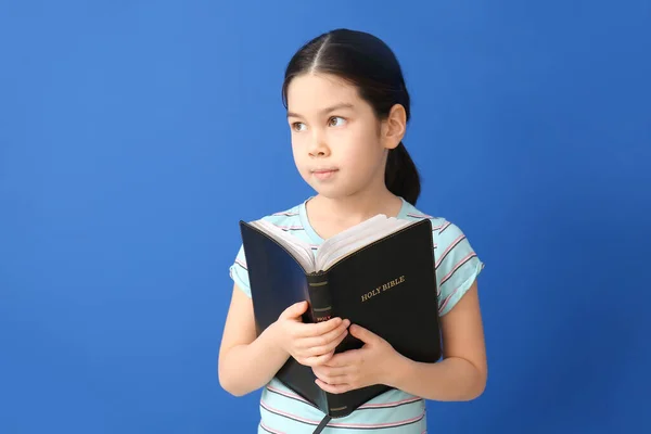 Nettes Kleines Asiatisches Mädchen Mit Bibel Auf Farbigem Hintergrund — Stockfoto