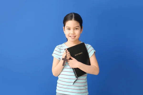Χαριτωμένο Κοριτσάκι Της Ασίας Βίβλο Στο Φόντο Χρώμα — Φωτογραφία Αρχείου