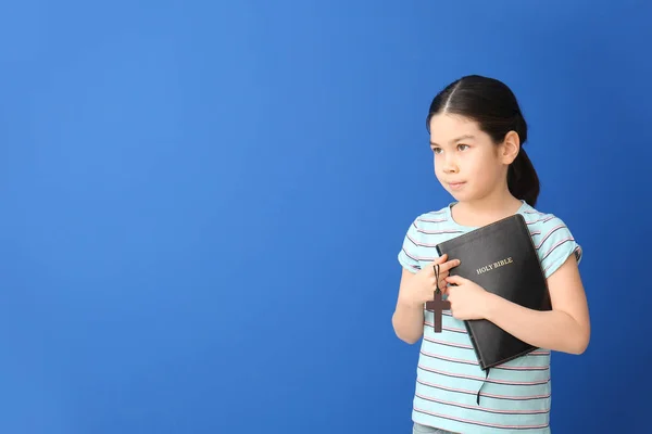 Nettes Kleines Asiatisches Mädchen Mit Bibel Auf Farbigem Hintergrund — Stockfoto