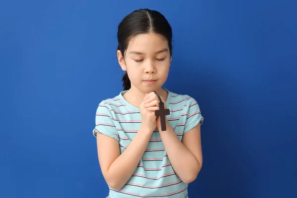 Χαριτωμένο Κοριτσάκι Της Ασίας Προσεύχεται Στο Φόντο Χρώμα — Φωτογραφία Αρχείου