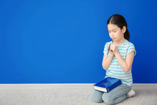 Cute Little Asian Girl Praying Color Wall — Stock Photo, Image