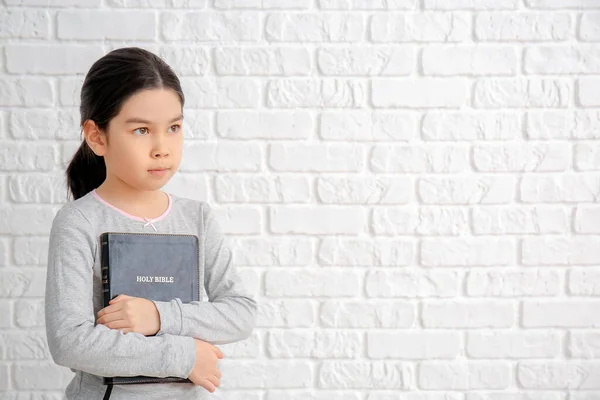 Niedlich Wenig Asiatische Mädchen Beten Auf Weißem Hintergrund — Stockfoto