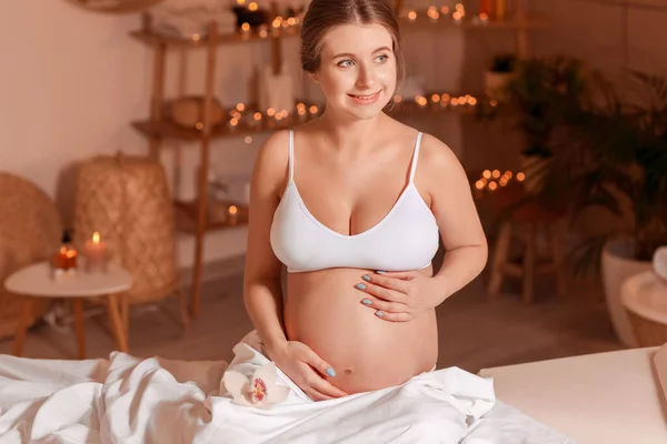 Ung Gravid Kvinna Vilar Spa Salong — Stockfoto