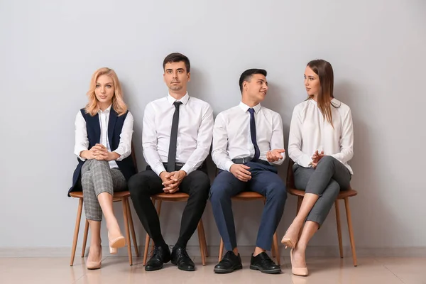 Des Jeunes Gens Affaires Attendent Ligne Près Mur Léger — Photo