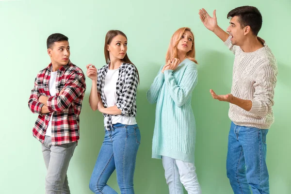 Jóvenes Esperando Fila Sobre Fondo Color — Foto de Stock