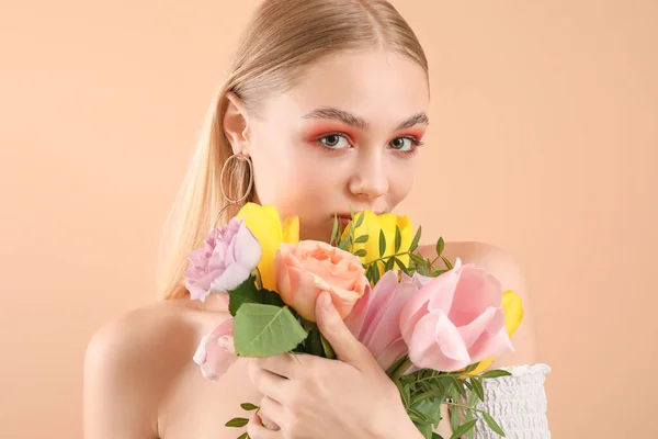 Vacker Fashionabel Kvinna Med Blommor Färg Bakgrund — Stockfoto