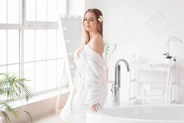 Krásná Mladá Žena Koupelně — Stock fotografie