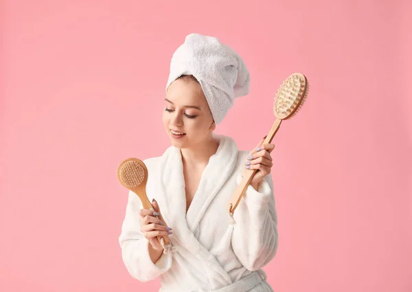 Hermosa Mujer Joven Con Cepillos Para Baño Sobre Fondo Color — Foto de Stock