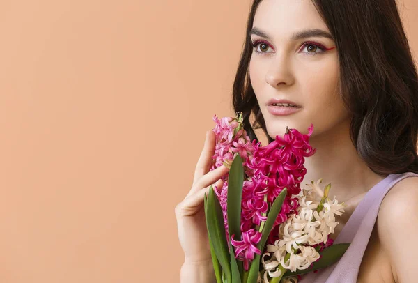 Vacker Ung Kvinna Med Hyacint Blommor Färg Bakgrund — Stockfoto