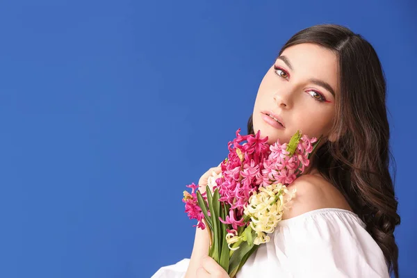 Vacker Ung Kvinna Med Hyacint Blommor Färg Bakgrund — Stockfoto