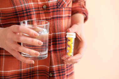 Renkli geçmişi olan genç bir kadın, yakın plan.