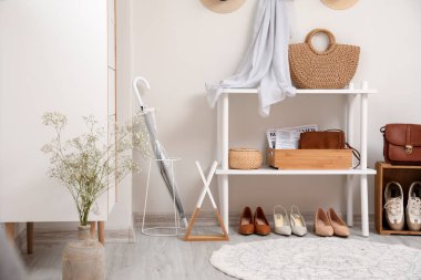 Bahar çiçekleriyle modern salonun şık iç mekanı.