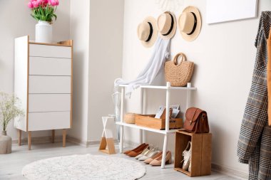 Modern salonun iç mimarisi.